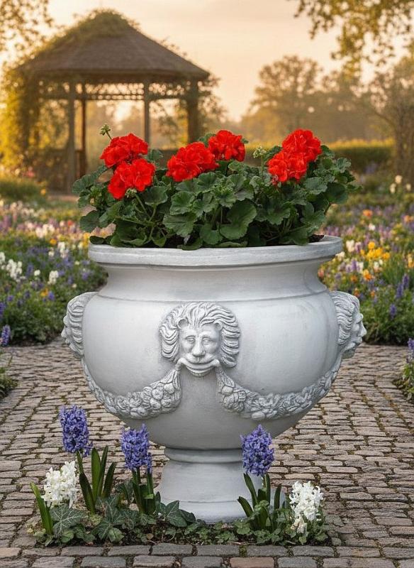 Vase mit 3 Löwenköpfen